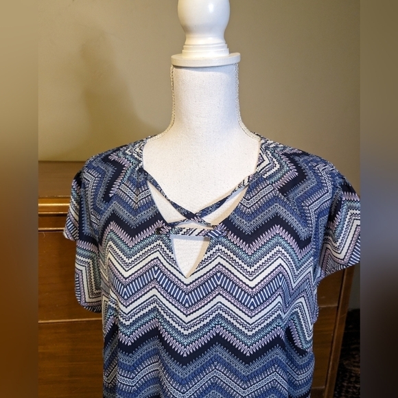 MAURICES CHEVERON Patterned Strappy V-Neck Blouse 1X - Picture 6 of 10